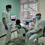 Restaurarea dinților: alegerea înțeleaptă între coroane dentare și plombe